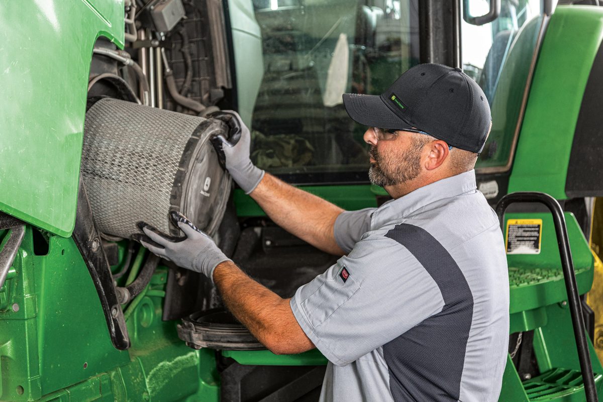 Servicio técnico especializado Técnicos de Compañía Mercantil realizando mantenimiento a maquinaria John Deere